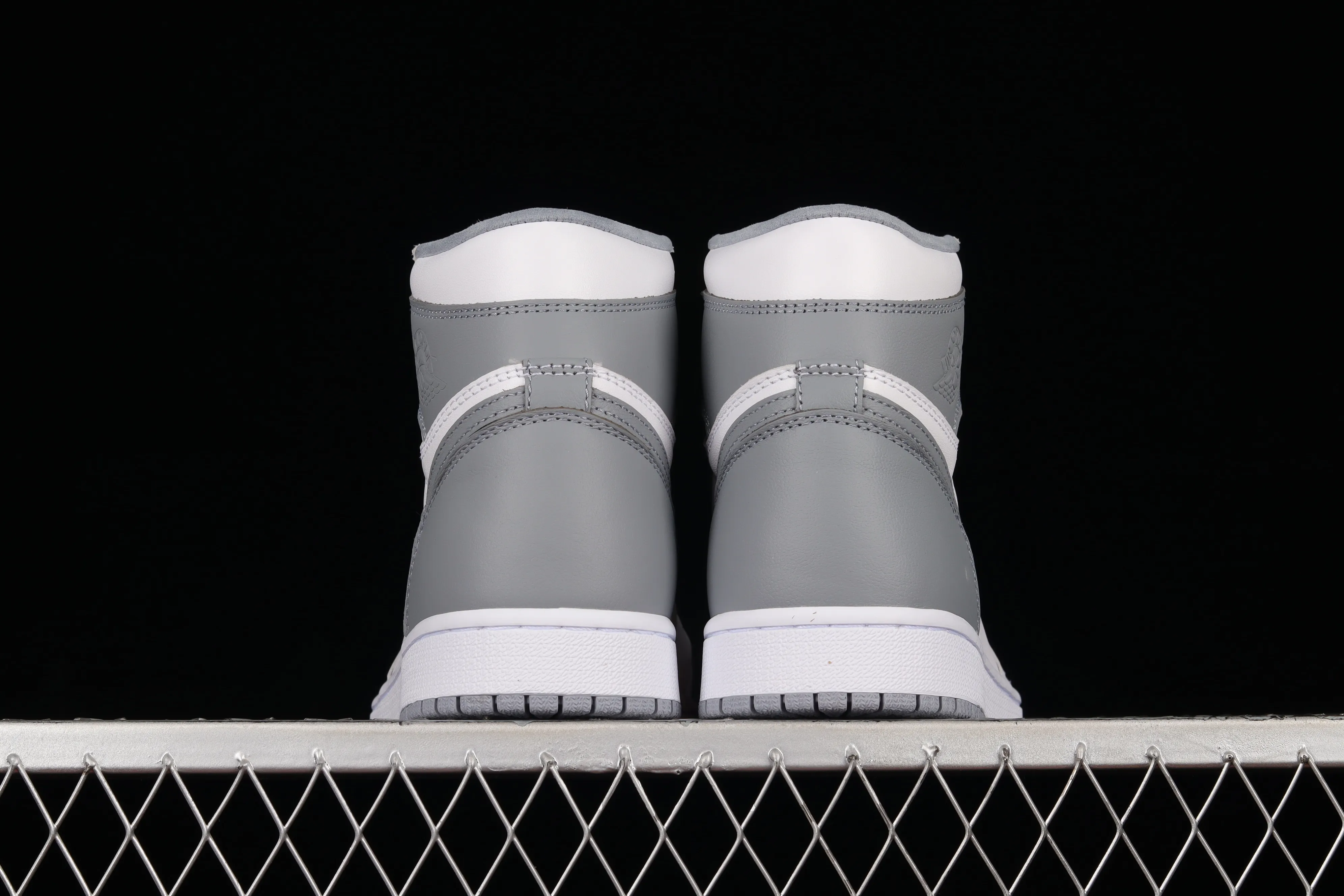 All categories Air Jordan Jordan series basketball shoes Air Jordan 1 High Air Jordan 1 High OG "Stealth" AJ1 Joe 1 high top white gray 555088-037